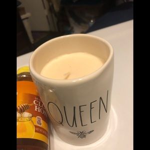 Rae Dunn queen bee candle